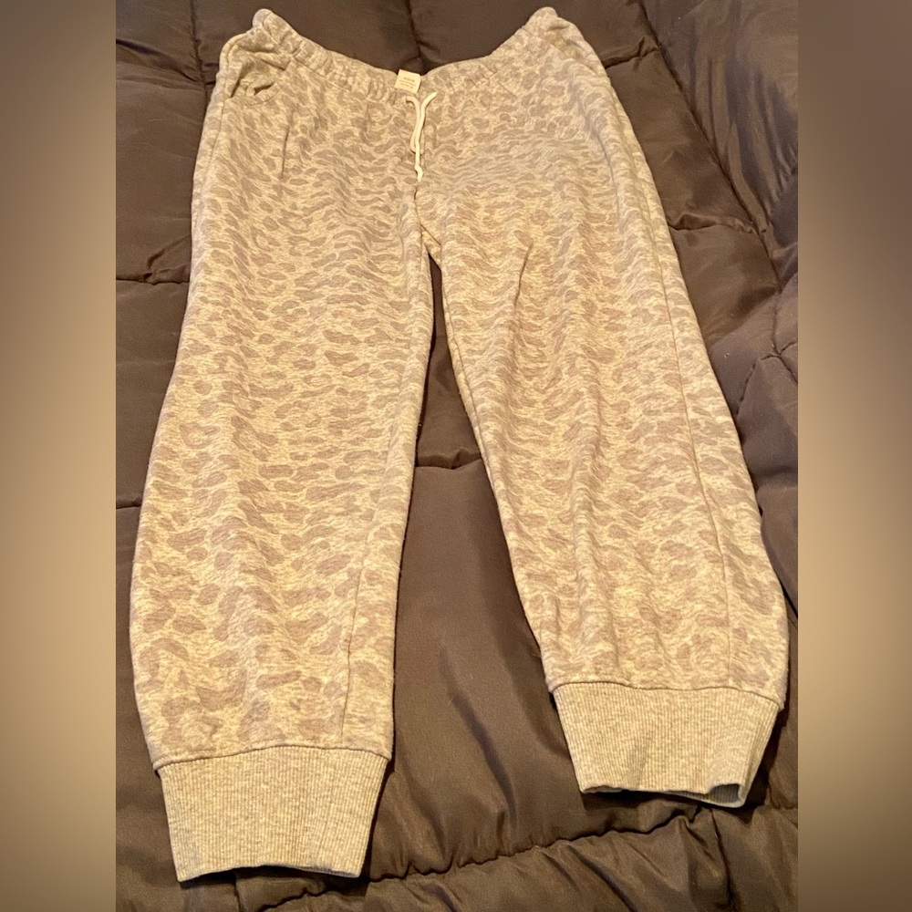 Secret Treasure leopard print jogger sweatpants. Size medium.